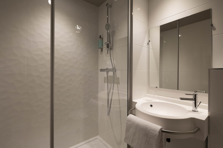 Bathroom 4, Break Hotel, Cher
