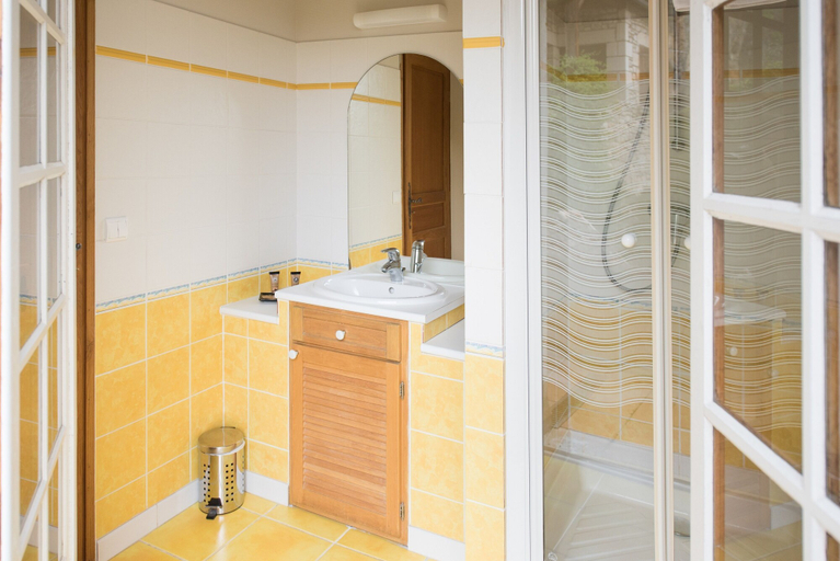 Bathroom 4, Logis Hôtel Domaine les Falaises, Lot