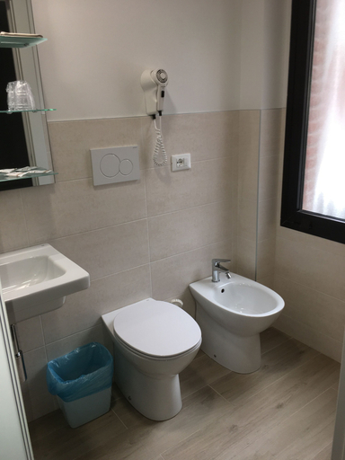 Bathroom 5, Hotel La Siesta, Venezia