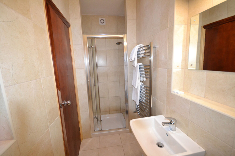 Bathroom 4, Airport Guest House, Slough