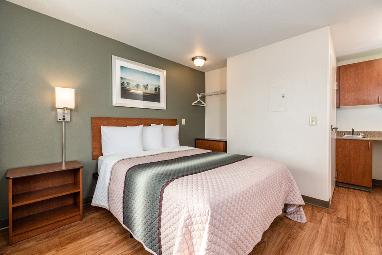 Bedroom 2, HomeTowne Studios by Red Roof Fresno - West, Fresno