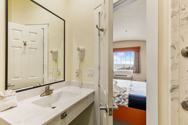 Bathroom 5, Lighthouse Inn, Cameron