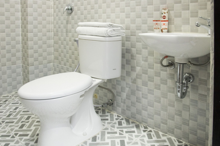 Bathroom 3, OYO 791 Tanah Tinggi Guest House, Ambon