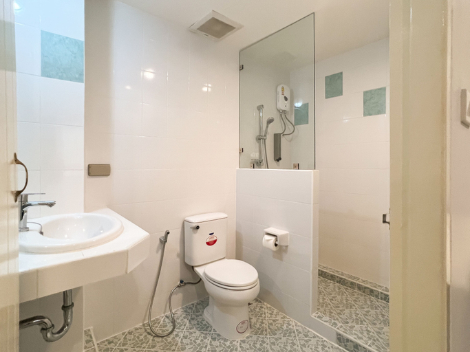 Bathroom 5, Niagara Hotel, Bang Rak