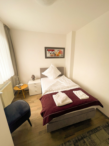 Bedroom 3, Hotel Kronenkurve, Unna