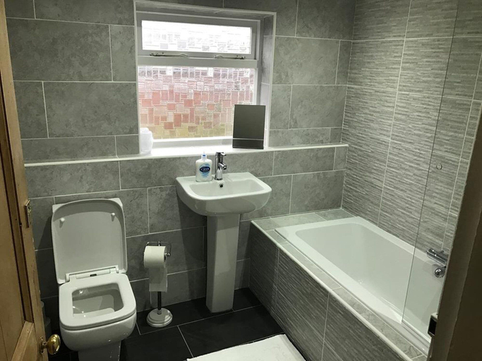 Bathroom 3, Bulls Head, Derbyshire