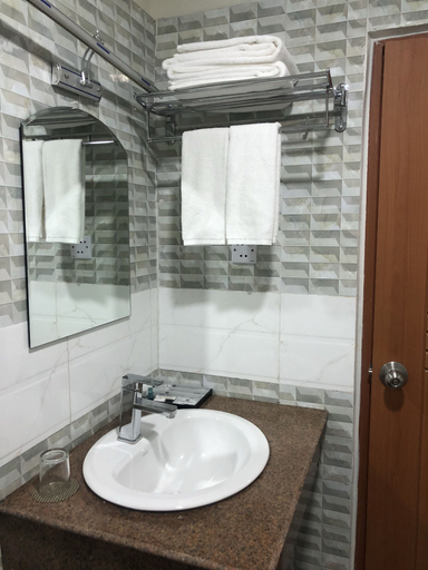 Bathroom 4, Seoul Hotel Myanmar, Yangon