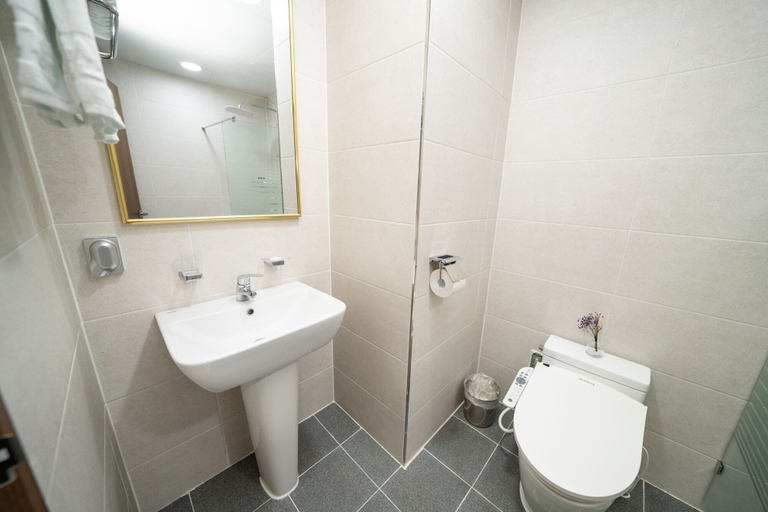 Bathroom 4, Sanbangsan Hotel, Seogwipo