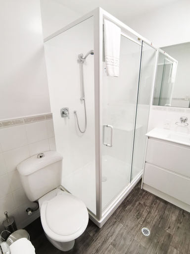 Bathroom 4, Quest on Eden, Waitakere