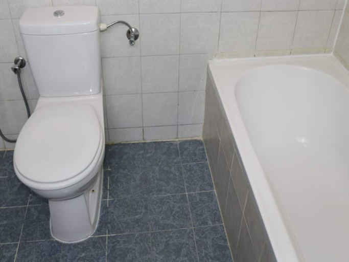 Bathroom, Lovely Studio With Balcony And Free Parking, Dubai