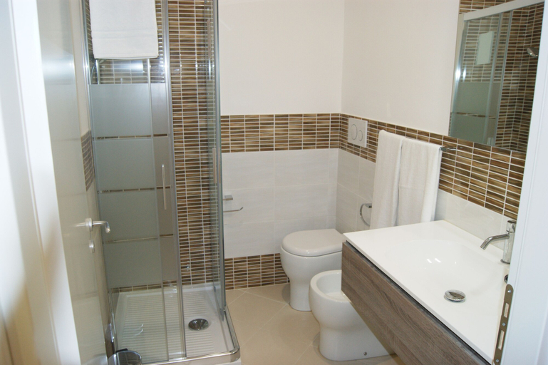 Bathroom 5, Golfo Xifonio, Syracuse