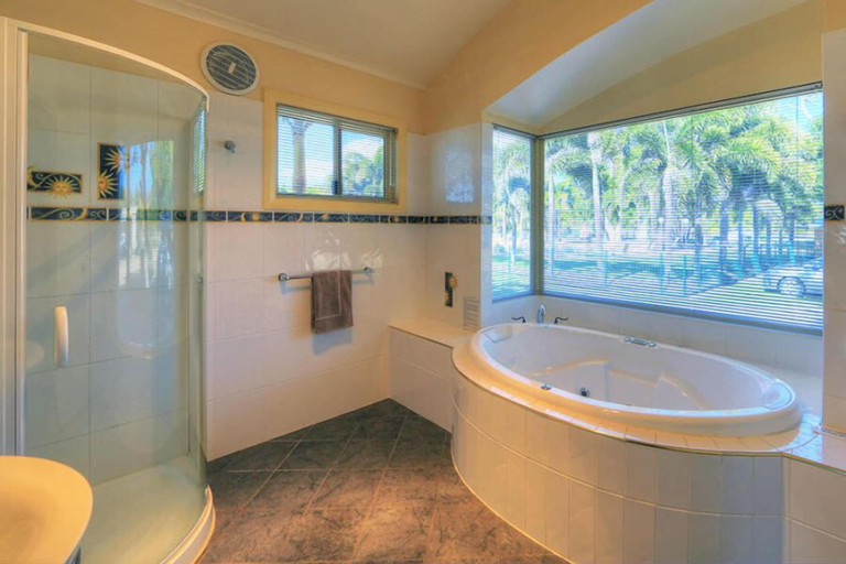 Bathroom 4, Tasman Holiday Parks - Rollingstone, Thuringowa - Pt B