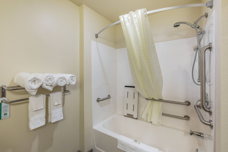 Bathroom 4, Cobblestone Hotel & Suites – Chippewa Falls, Chippewa