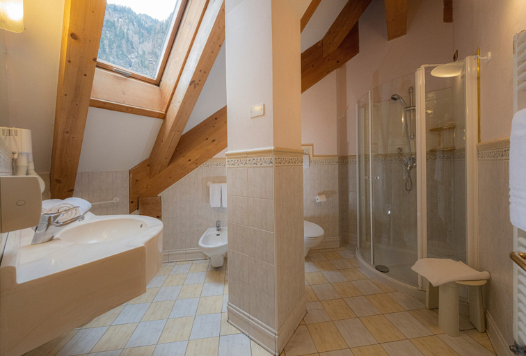 Bathroom 5, Soreghes, Trento