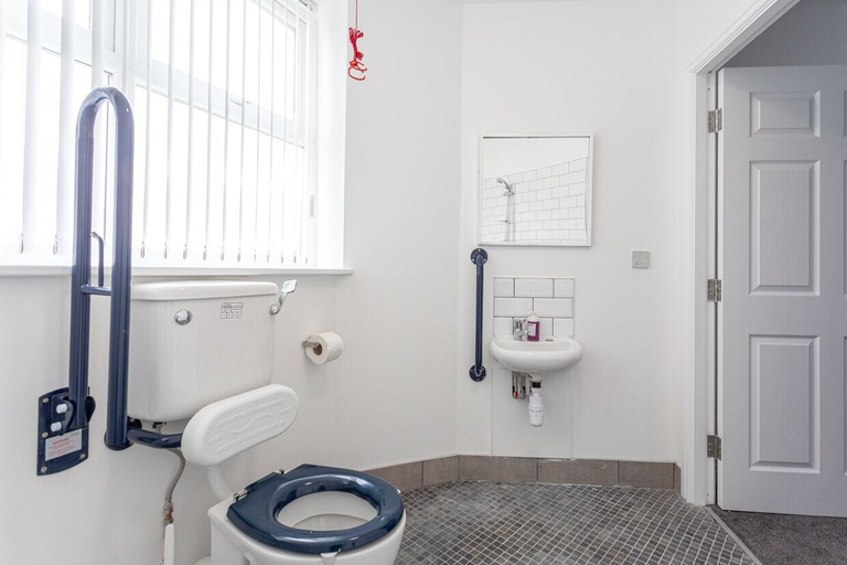 Bathroom 4, Dusties Hotel, Rotherham