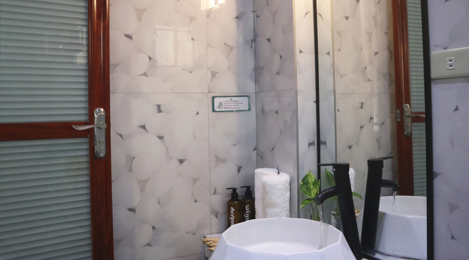 Bathroom 4, The Palms Resort & Bar, San Narciso