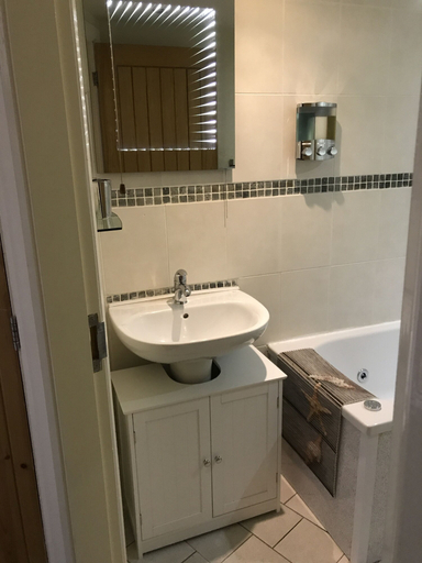 Bathroom 4, Penty Mochyn, Gwynedd