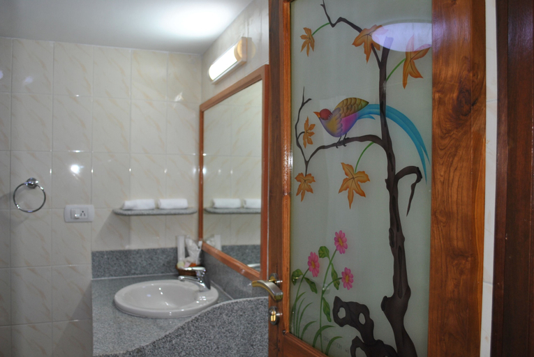 Bathroom 5, Cochichos Resort, North Goa