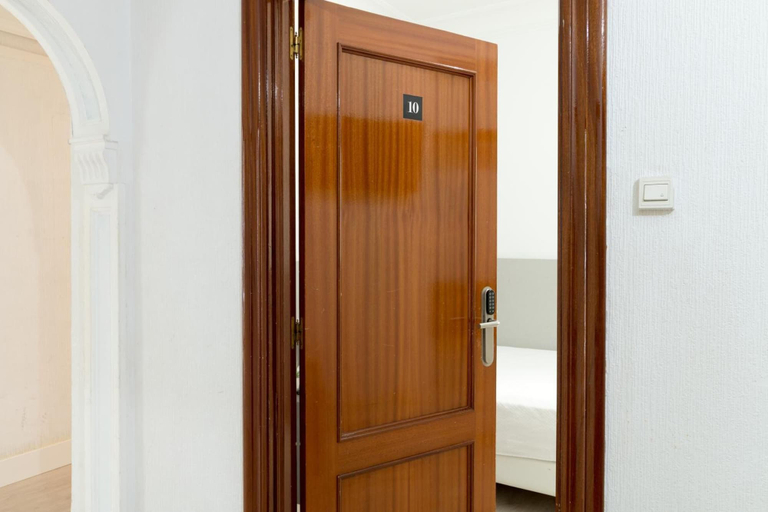 Others 4, Pensión Arias, Vizcaya