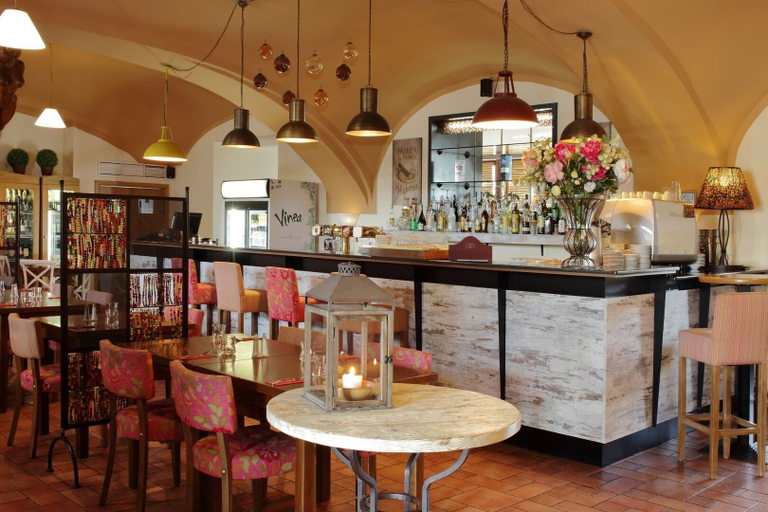 Food & Drinks 5, Hotel Chvalska Tvrz, Praha 20