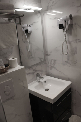 Bathroom 5, Hôtel puy de Dôme, Paris