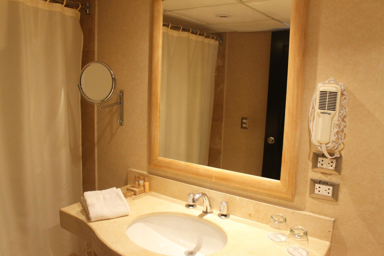 Bathroom 5, Sol de Oro Hotel & Suites, Lima