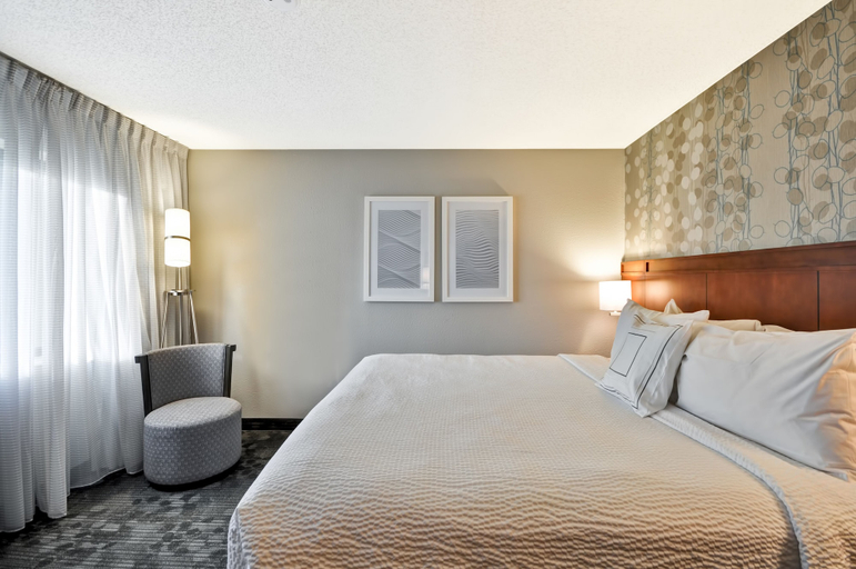 Bedroom 1, Courtyard by Marriott Jacksonville Airport, Duval