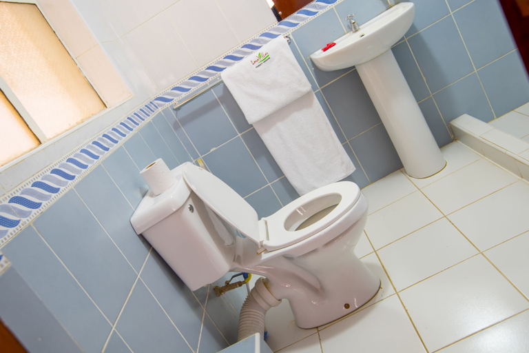 Bathroom 3, Leon Villas Guest House, Kibra
