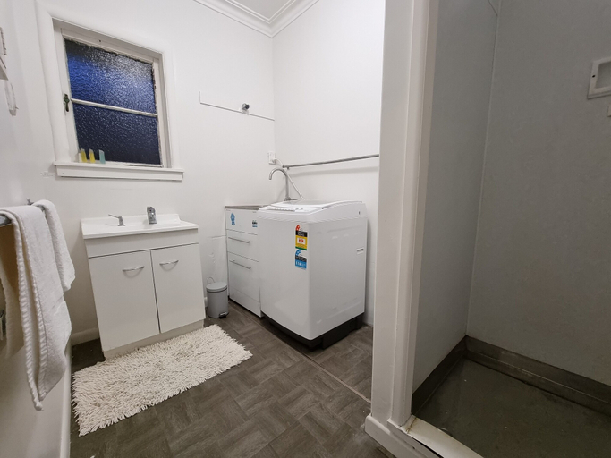 Bathroom, Cozy 3BR - Heat Pump & Wifi & Netflix, Waitakere