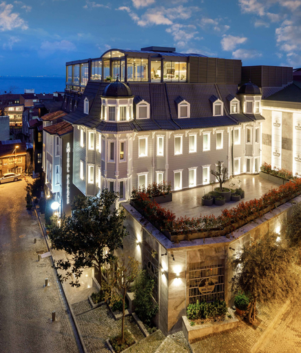 Exterior & Views