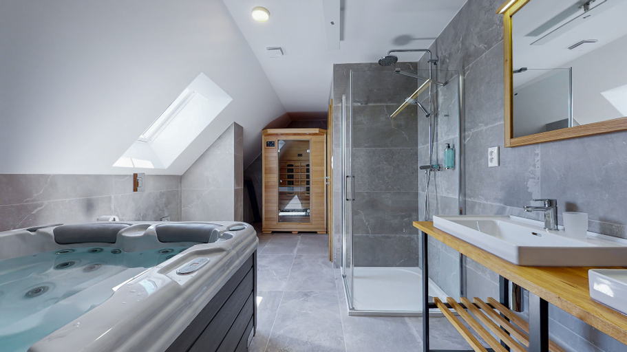 Bathroom 4, Maladinovo, Liptovský Mikuláš