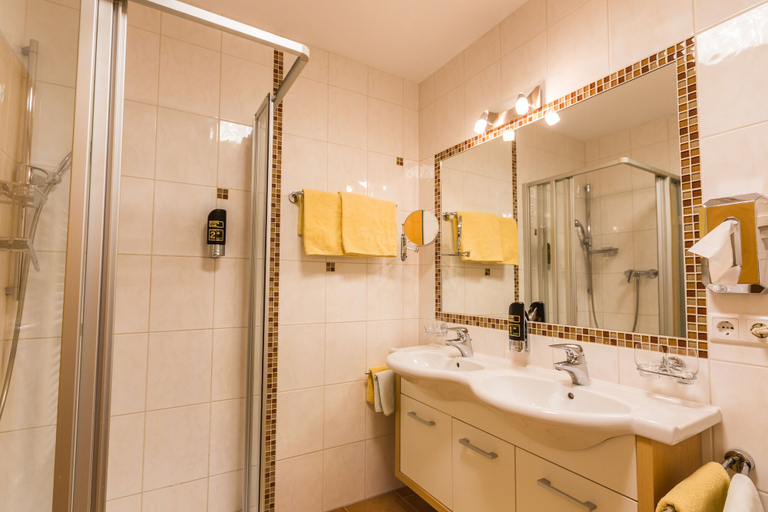Bathroom 3, Dorfkrug Appartements, Innsbruck Land