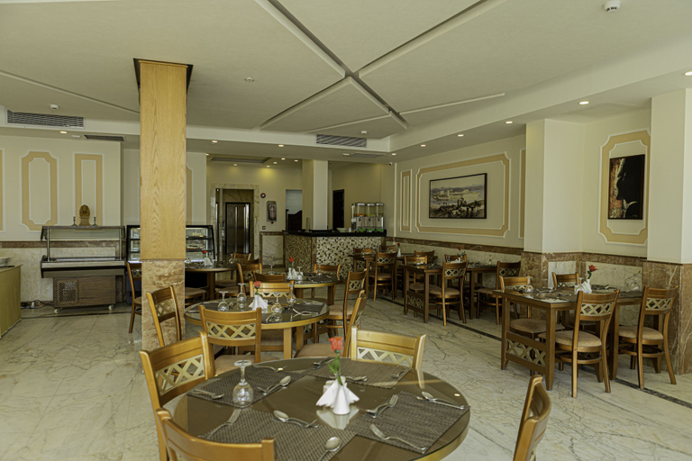 Food & Drinks 5, Tiba Rose Plaza, Al-Ghurdaqah