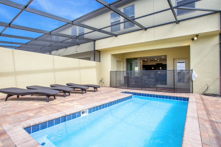 Sport & Beauty 4, 5 Bdrm 5 Bathrm Home at Solterra, Polk