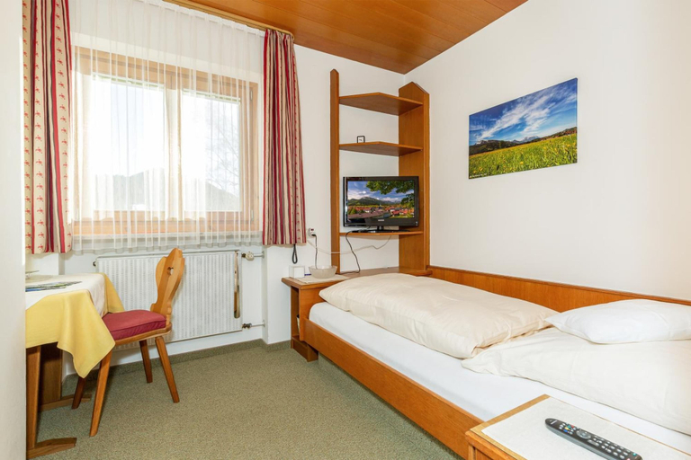 Bedroom 4, Gästehaus Flora, Traunstein
