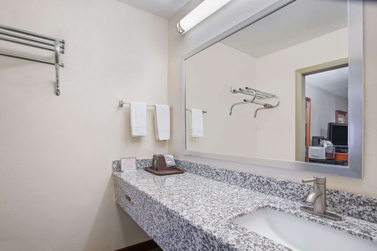 Bathroom 5, Super 8 by Wyndham Cave City, Barren