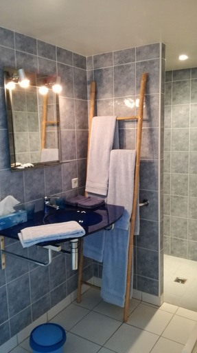 Bathroom 5, Les Mariniers, Loir-et-Cher