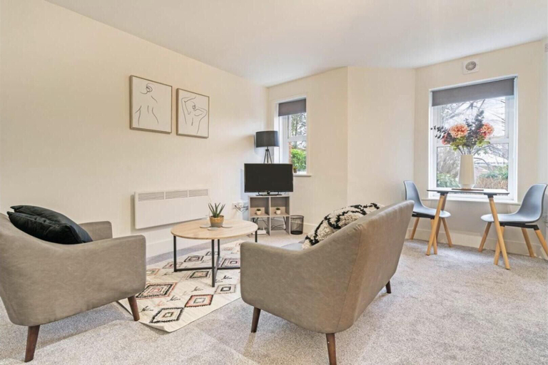 Others 5, Stylish Studio in Heart of Tunbridge Wells, Kent