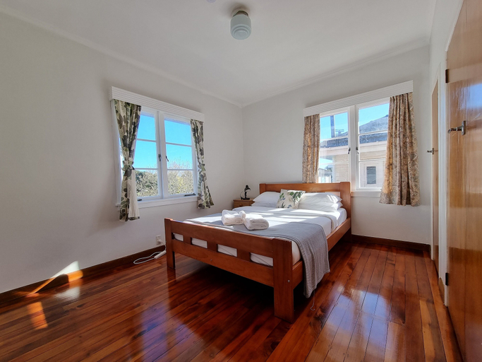 Bedroom 3, Cozy 3BR - Heat Pump & Wifi & Netflix, Waitakere