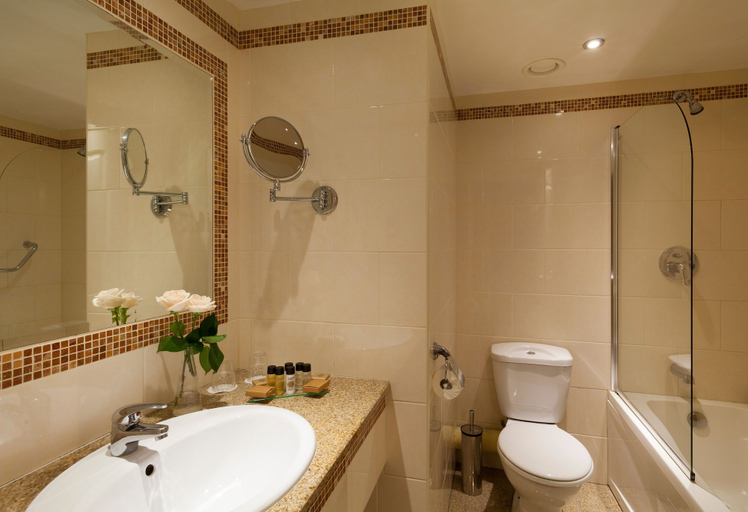 Bathroom 4, The Bonnington Dublin & Leisure Centre, Dublin