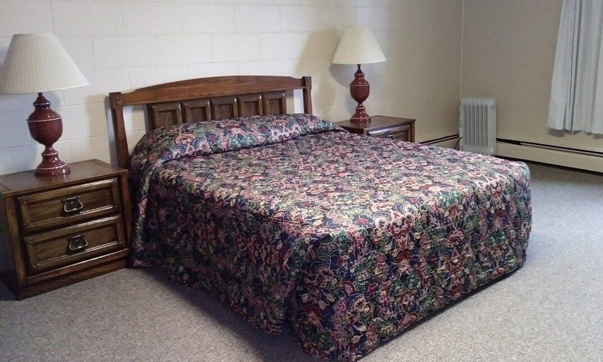 Bedroom 2, Driftwood Motel, Presque Isle