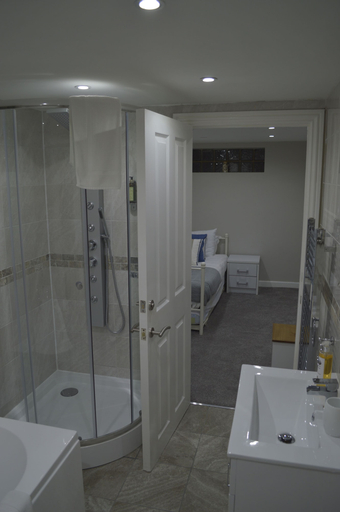 Bathroom 5, Watersedge Guest House, Dorset