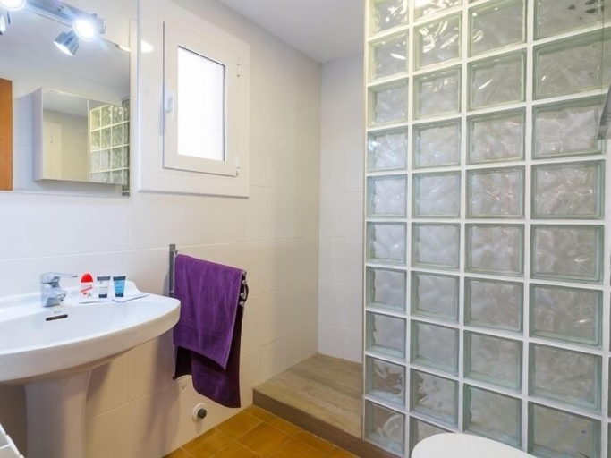 Bathroom 4, Family flat with parking near beach, Girona