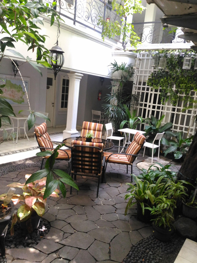 Exterior & Views 27
