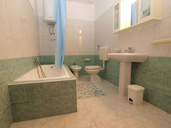 Bathroom 3, Apartment 39, Medulin