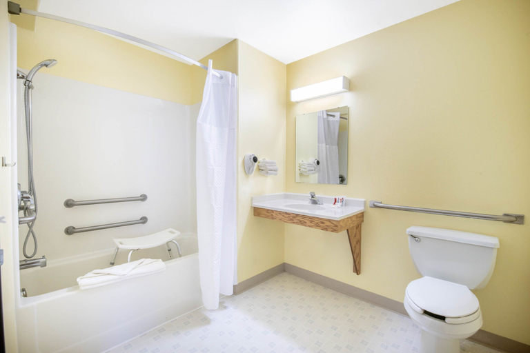 Bathroom 4, Four Seasons Inn, Bottineau