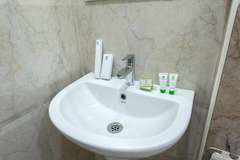 Bathroom 4, Treebo Adin Residence Chennai Trade Centre, Kancheepuram