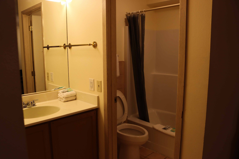 Bathroom 4, Tiki Lodge, Spokane