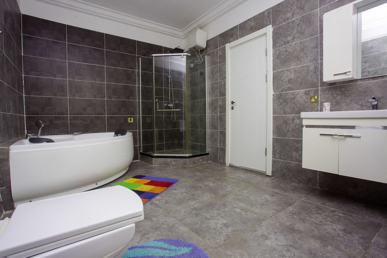 Bathroom 3, Nkrabea Royal Apartmento, Accra