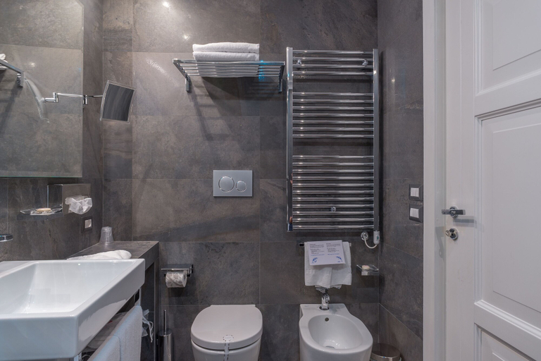 Bathroom 4, Internazionale Domus, Rome